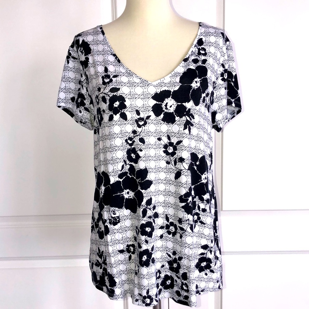 🖤🤍White House Black Market Top